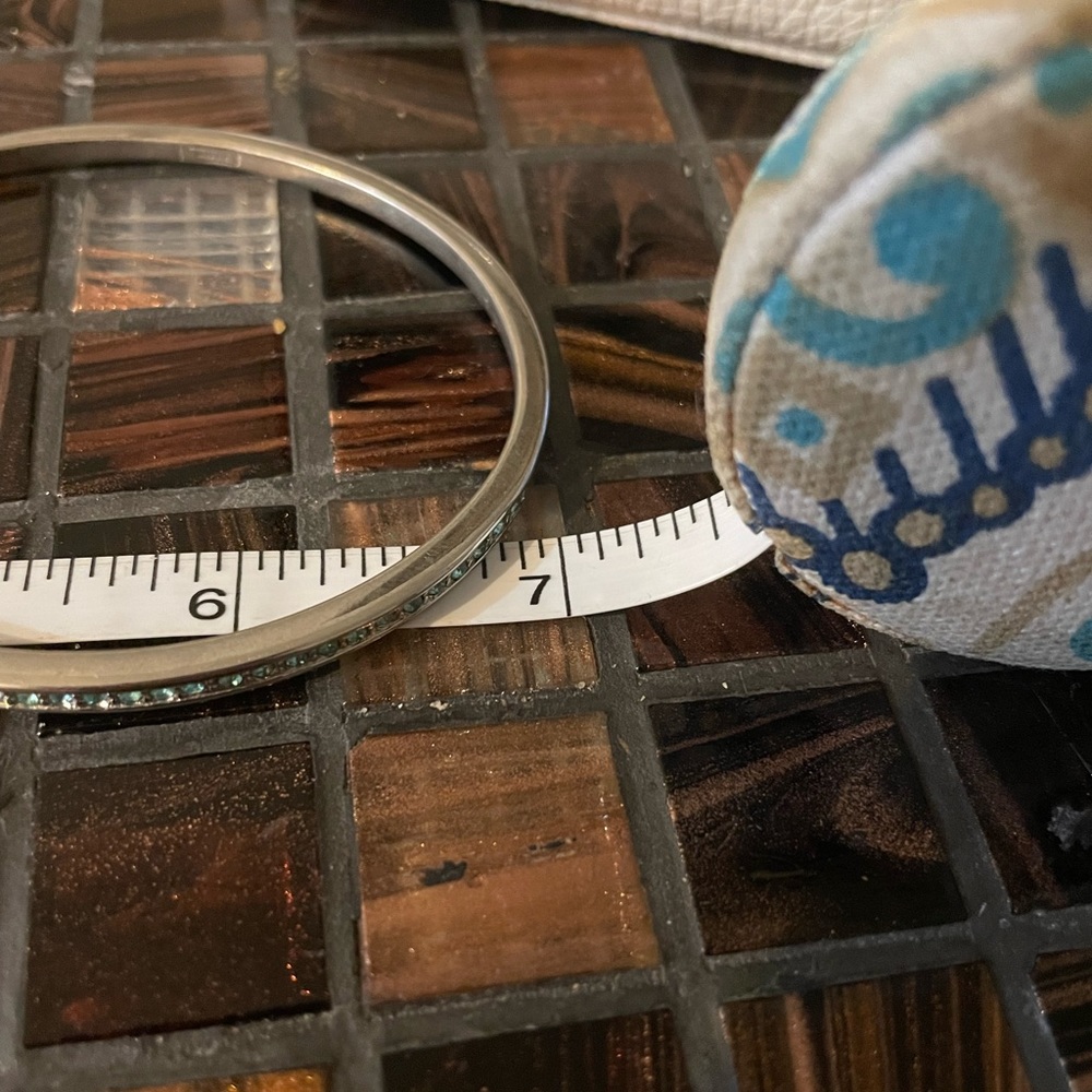 Set of silver bangles. One solid, second with turquoise. Oval shaped. - Picture 6 of 9